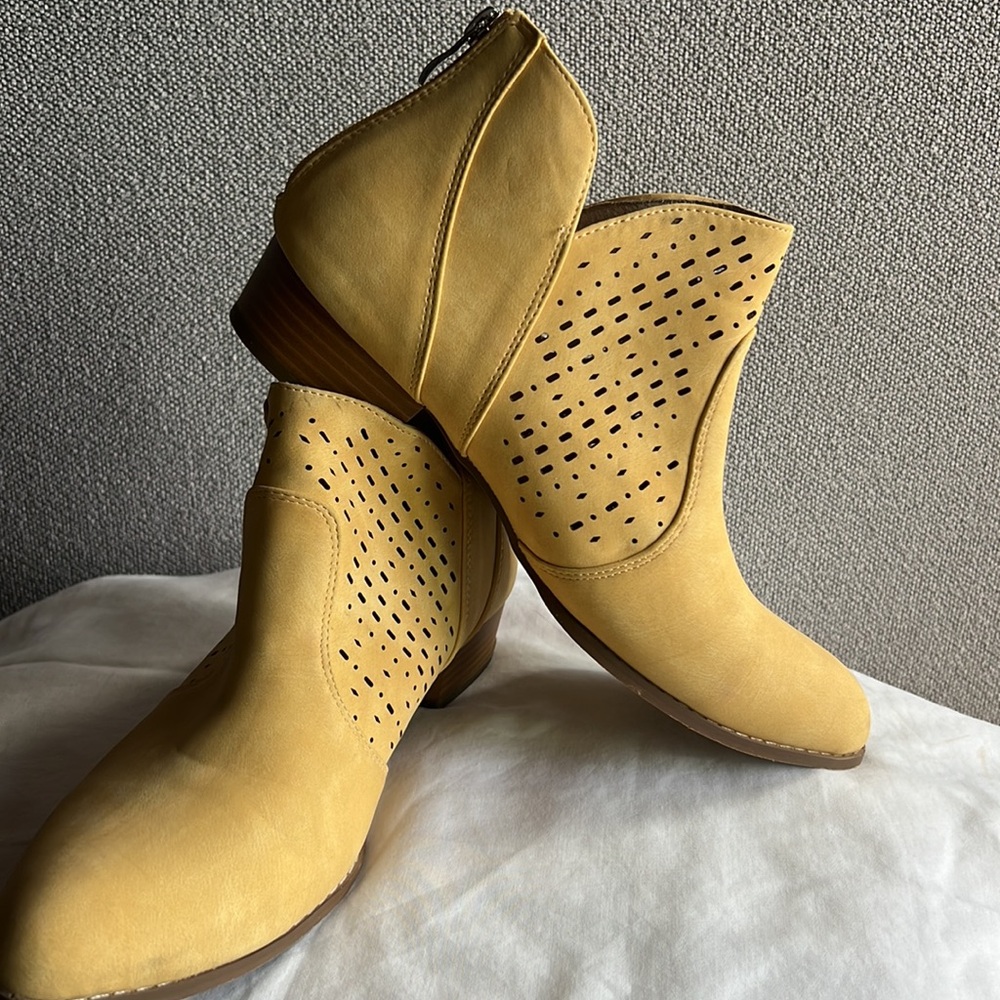 Sobeyo perforated block heel western bootie - butter yellow-size 10 - Picture 9 of 9